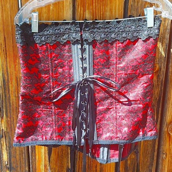 Quality Red and Black lace corset - Picture 9 of 15